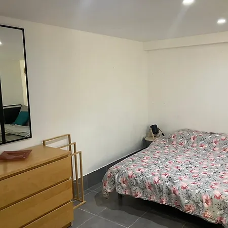 Grande Chambre, Sdb Partagee Homestay